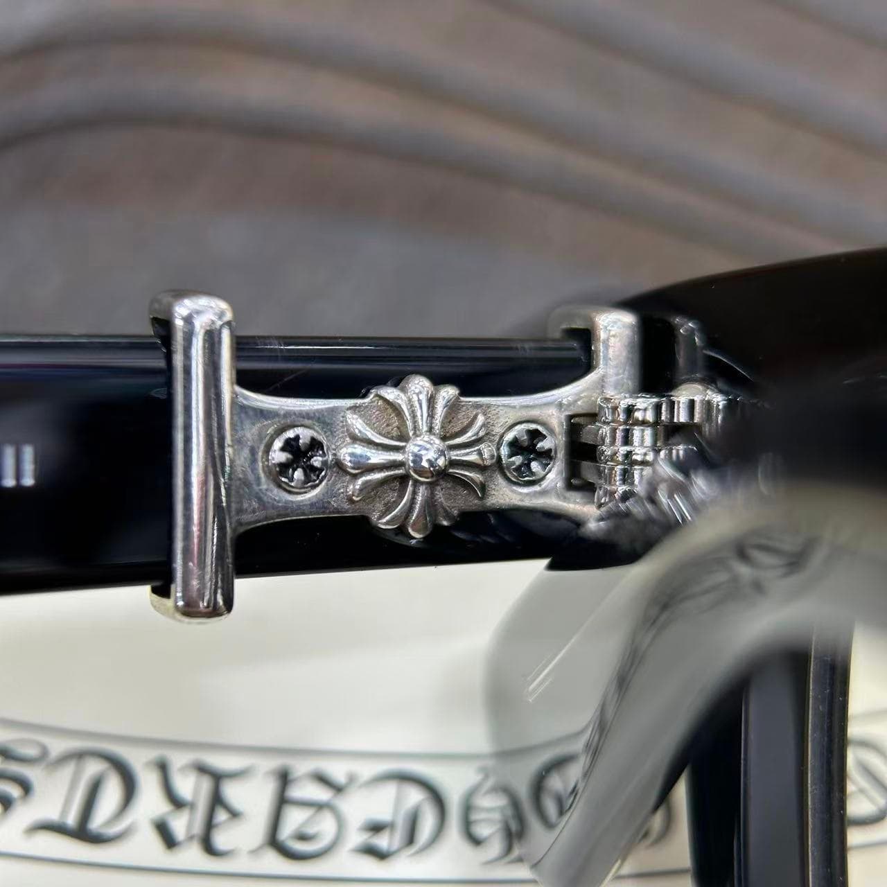 Деталь серебряного шарнира с крестом Chrome Hearts и кристаллами