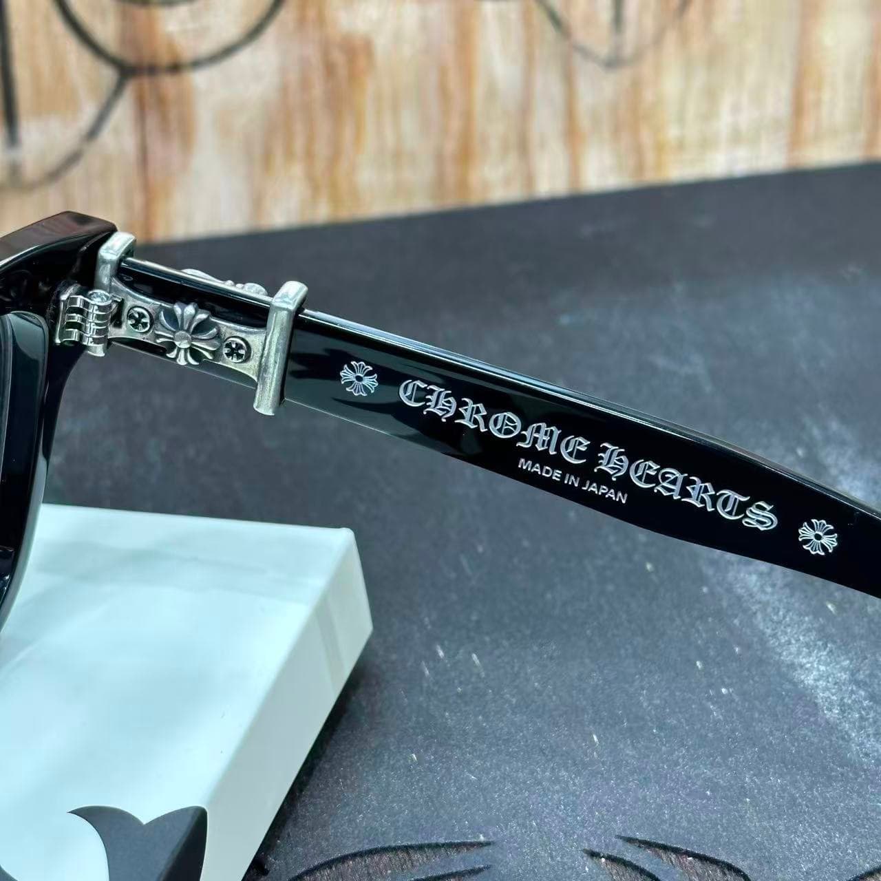 Надпись Chrome Hearts Made in Japan на внутренней стороне дужки