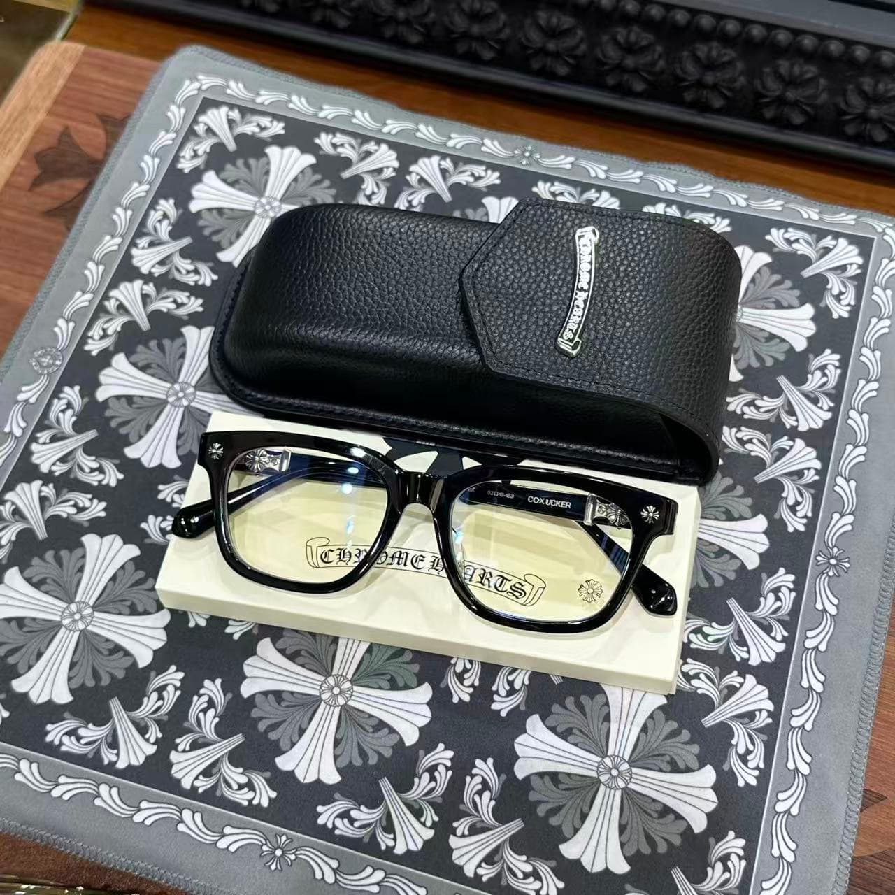 Очки Chrome Hearts COX UCKER в комплекте с фирменным кожаным чехлом и салфеткой