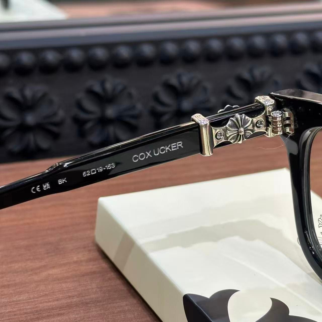 Маркировка модели COX UCKER и размеров 52-19-153 на внутренней стороне дужки очков Chrome Hearts