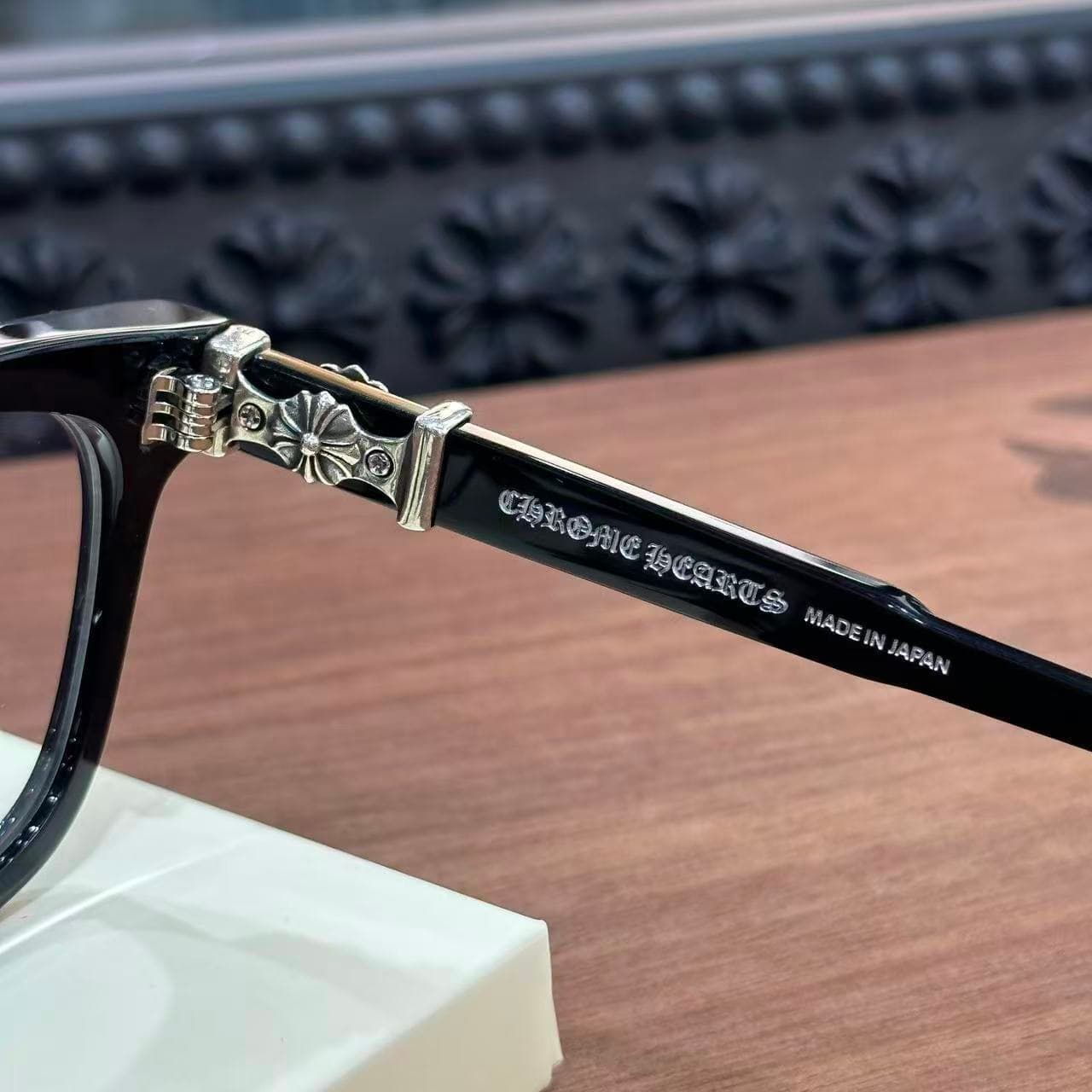 Гравировка Chrome Hearts Made in Japan и серебряный шарнир очков