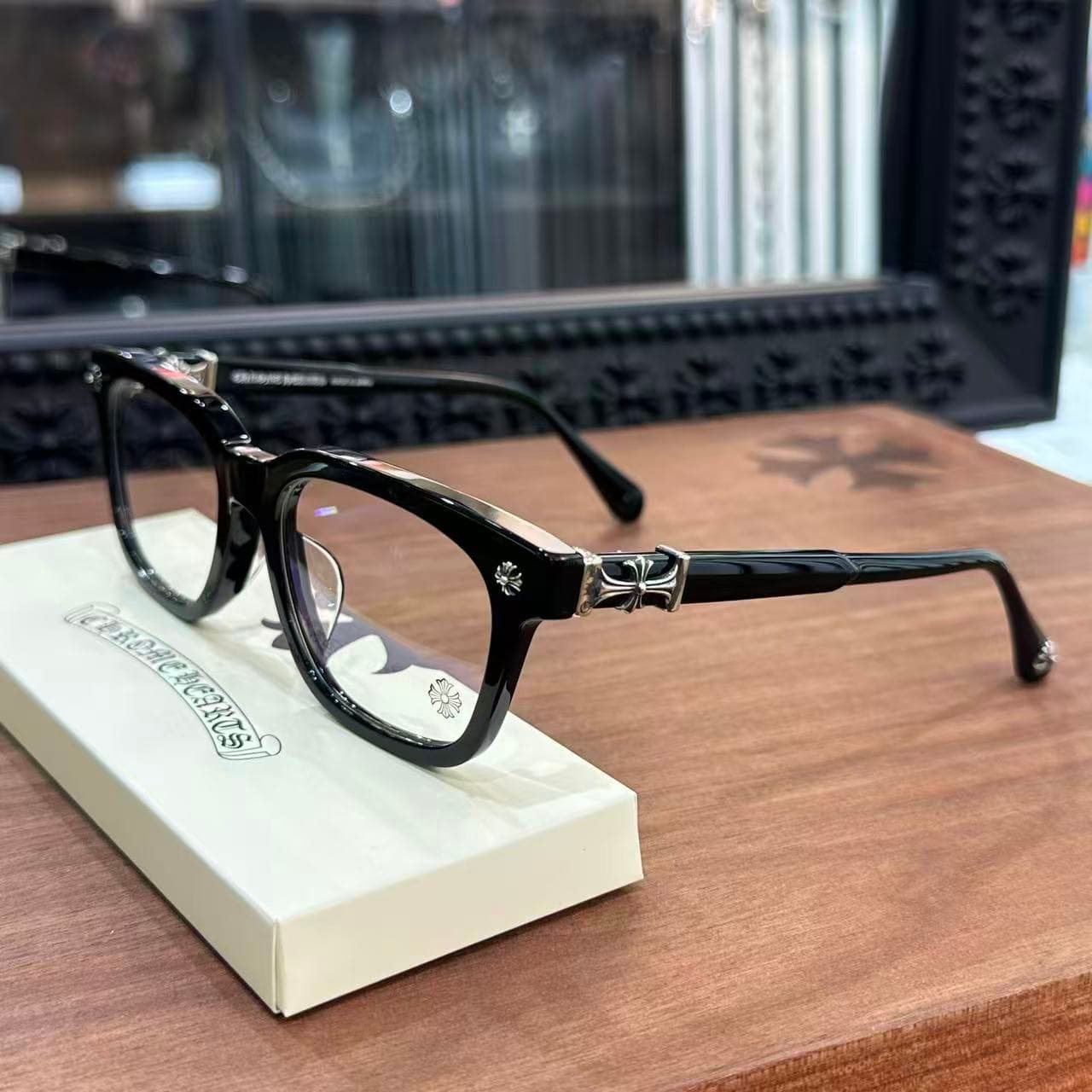 Вид сбоку на черную оправу очков Chrome Hearts COX UCKER