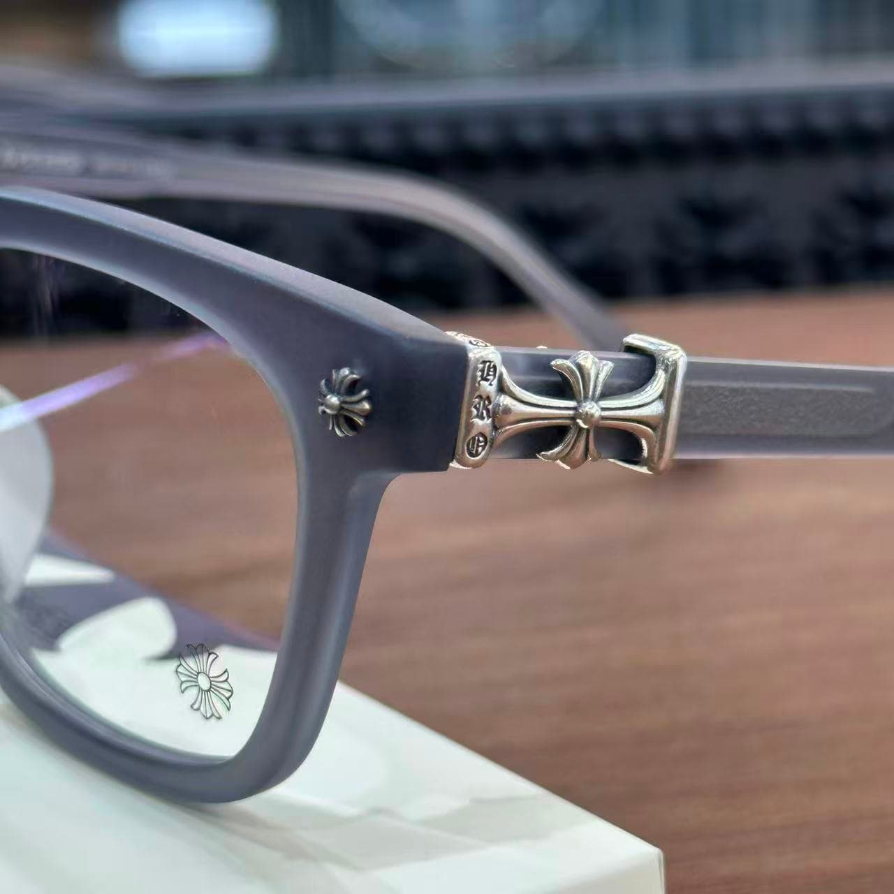 Серебряный декор на петле оправы Chrome Hearts COX UCKER крупным планом