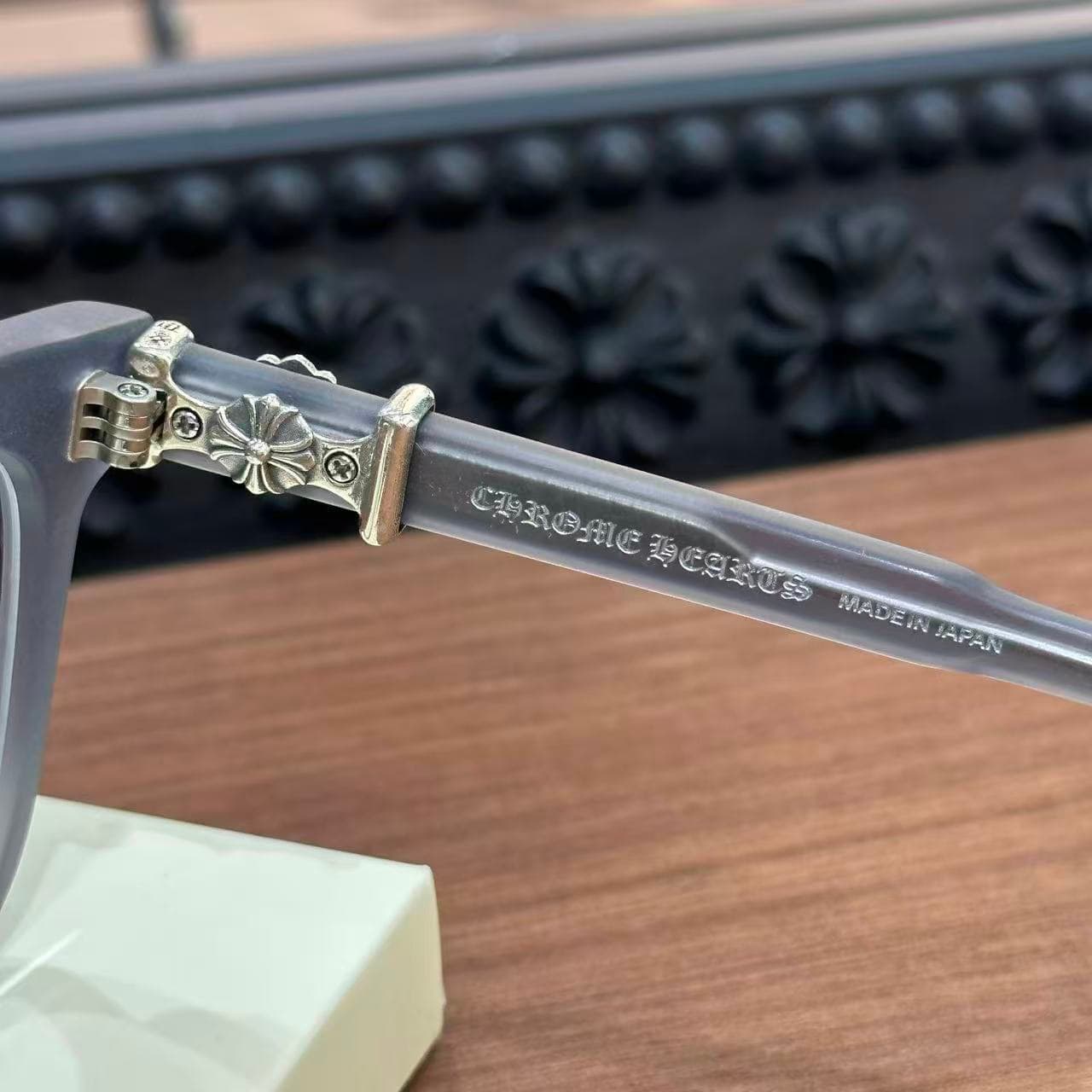 Шарнир дужки и гравировка Chrome Hearts Made in Japan