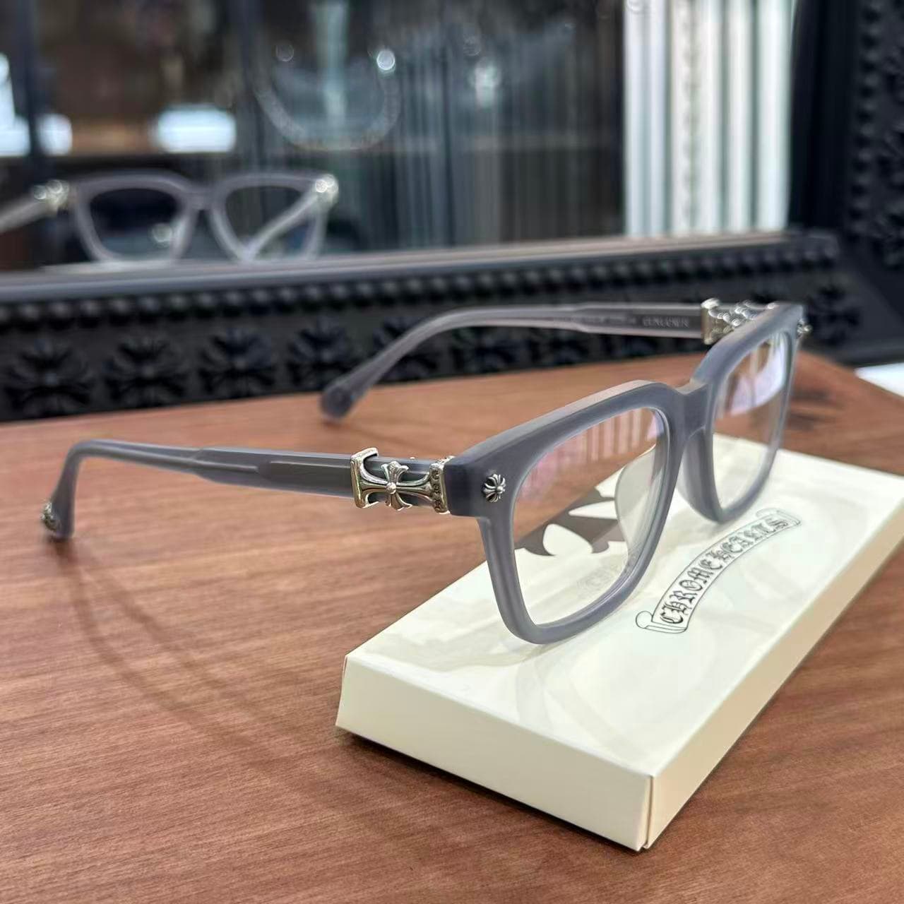 Очки Chrome Hearts COX UCKER в полупрозрачной матовой оправе, вид сбоку