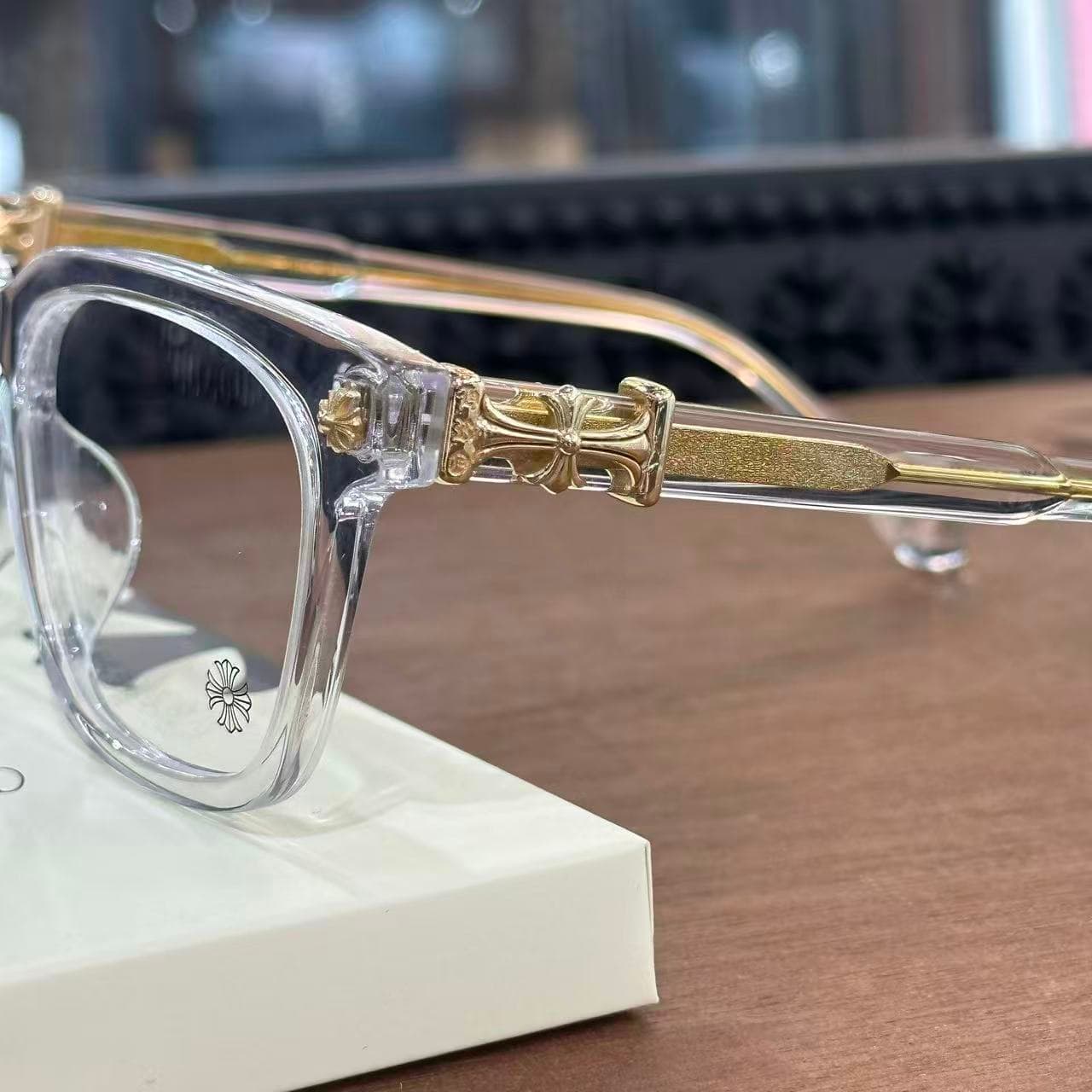 Боковой ракурс очков Chrome Hearts COX UCKER с золотистым заушником