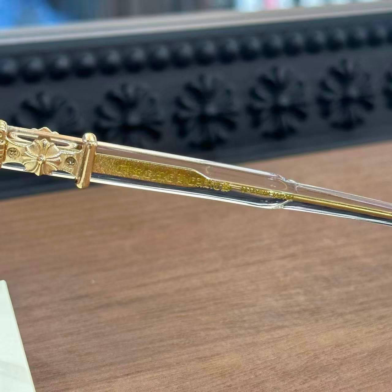 Деталь золотистого металлического стержня заушника Chrome Hearts COX UCKER
