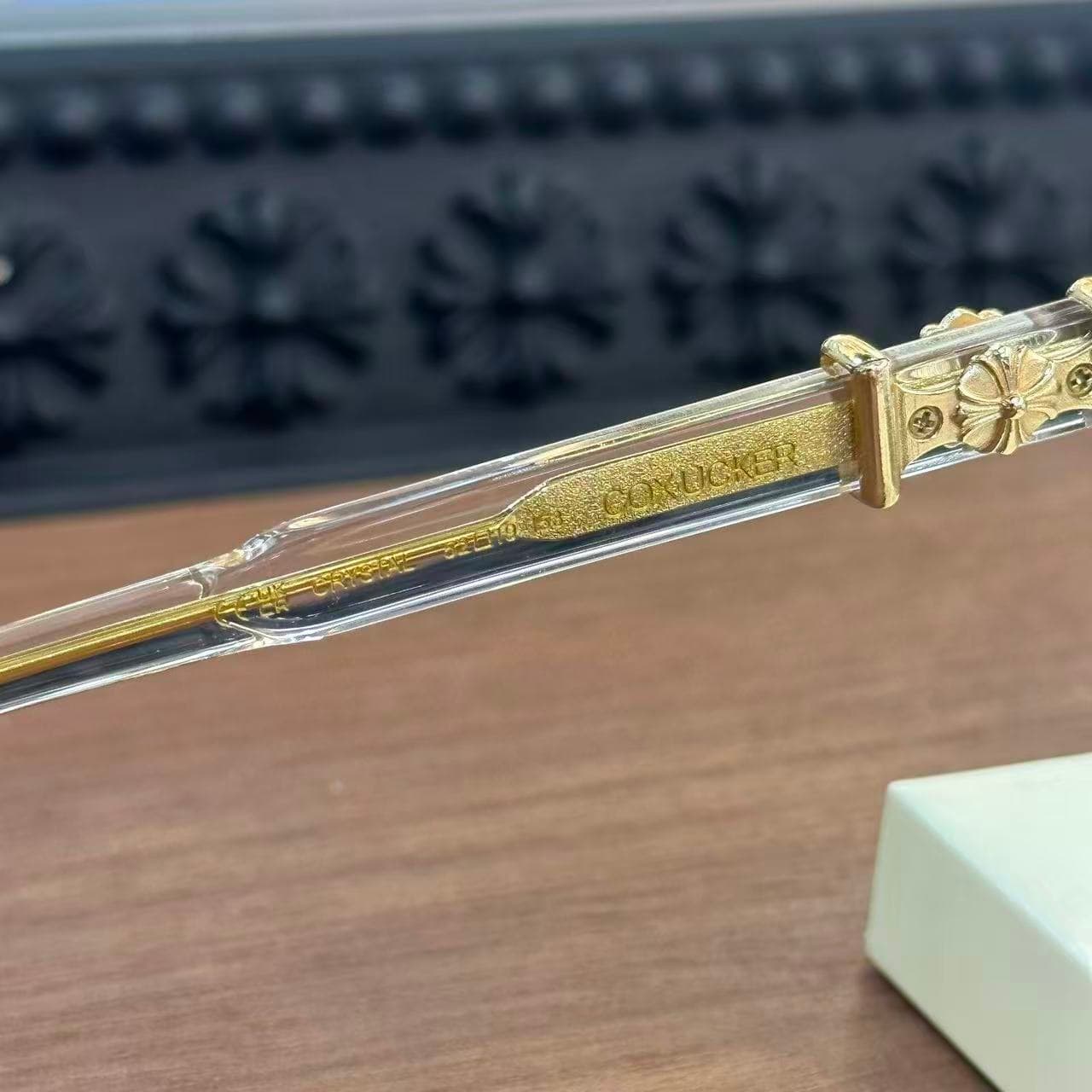 Гравировка названия модели COX UCKER на внутренней части заушника