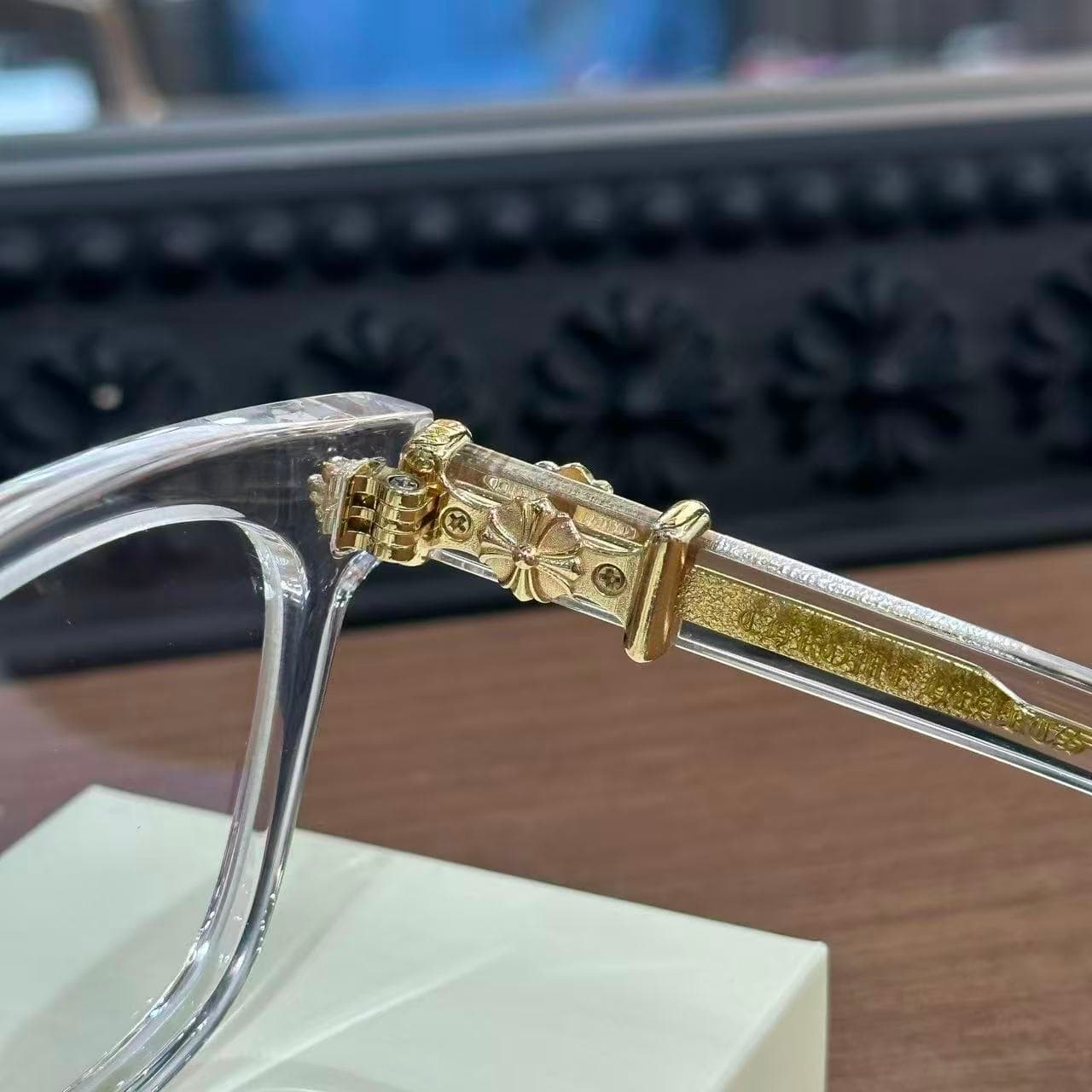 Фирменный крестообразный шарнирный декор очков Chrome Hearts COX UCKER