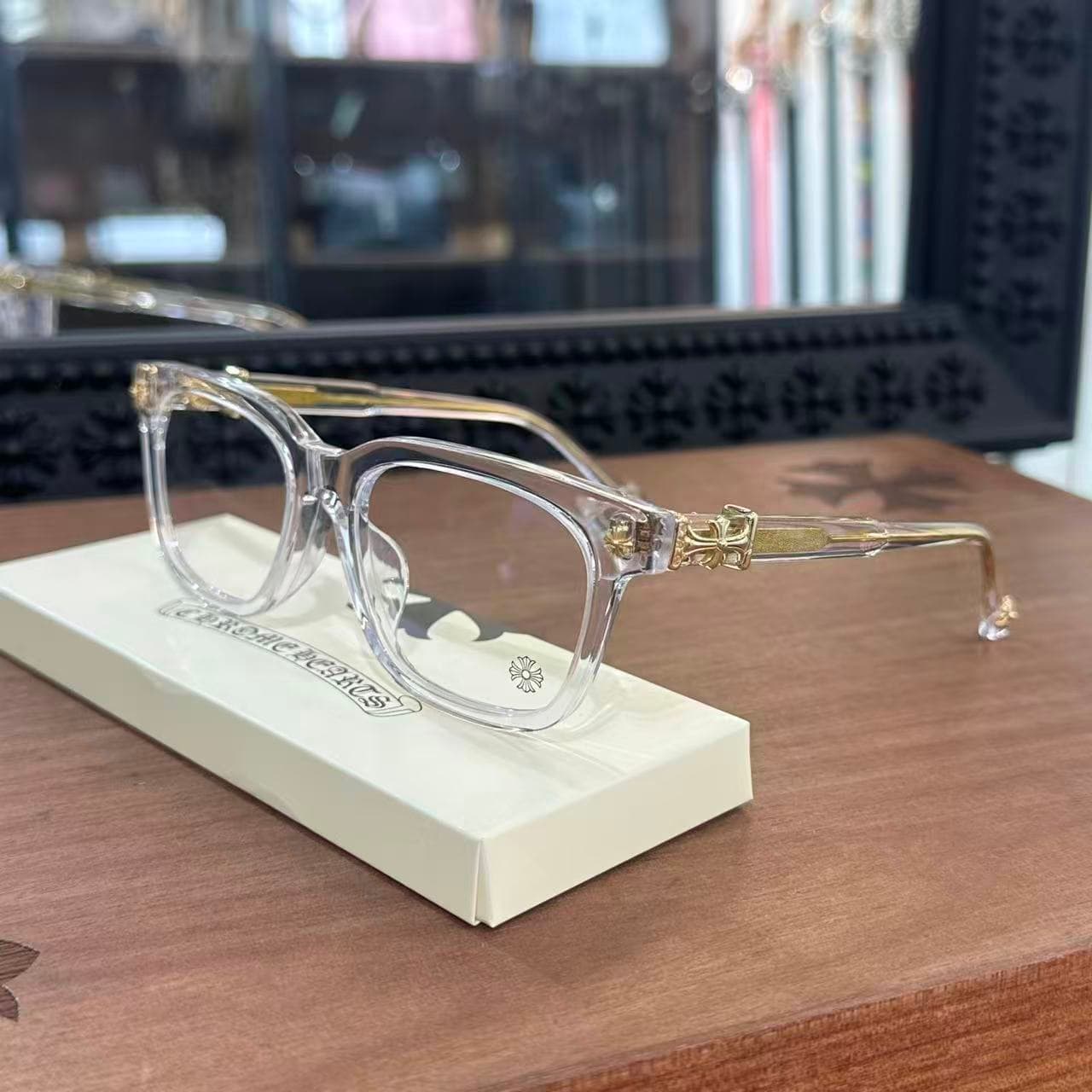 Очки Chrome Hearts COX UCKER на белой подставке, ракурс три четверти