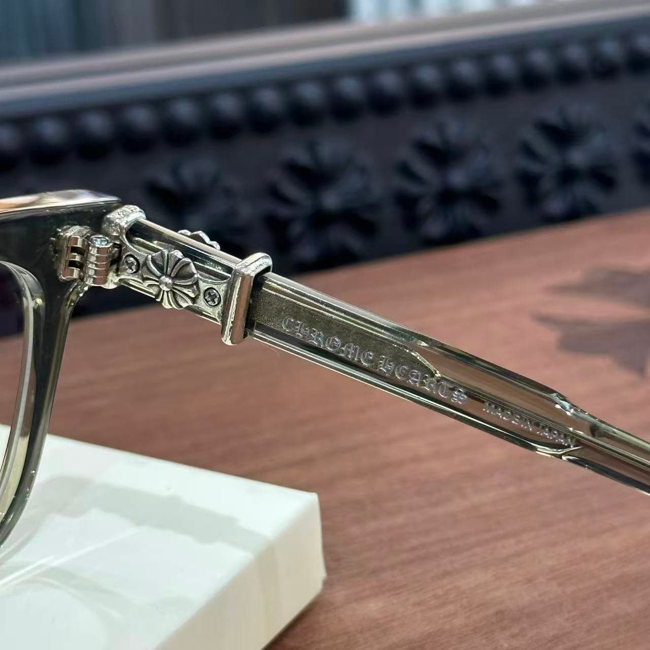 Гравировка бренда и серебряный декор на заушнике очков Chrome Hearts COX UCKER