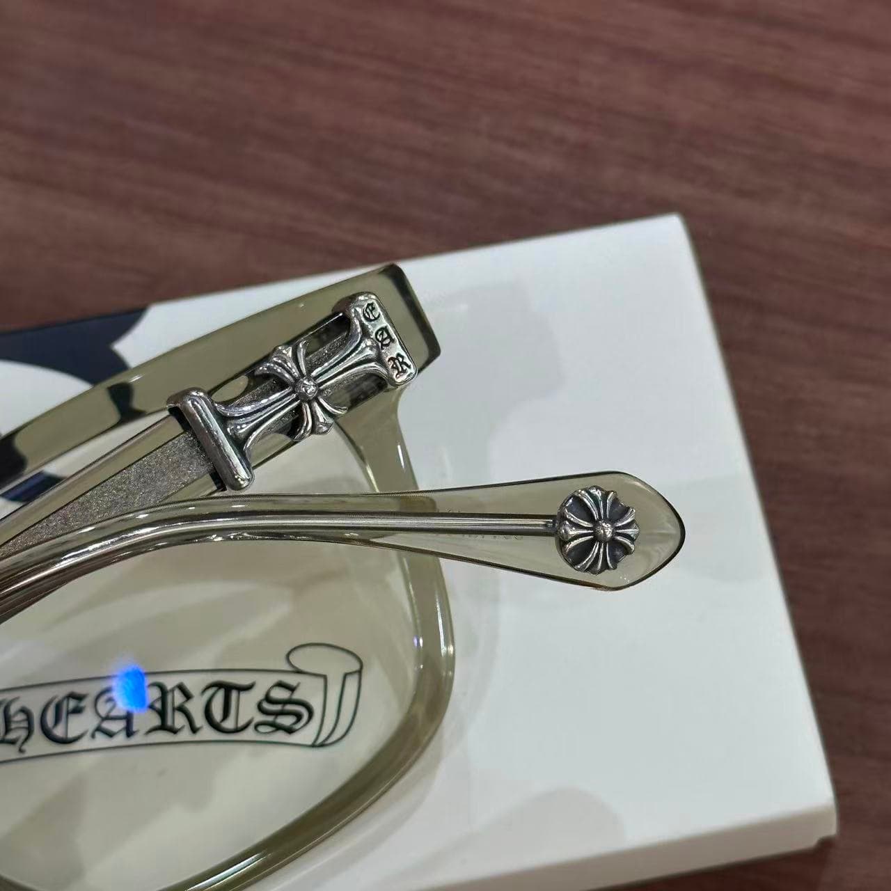 Серебряные геральдические кресты на дужке очков Chrome Hearts COX UCKER крупным планом