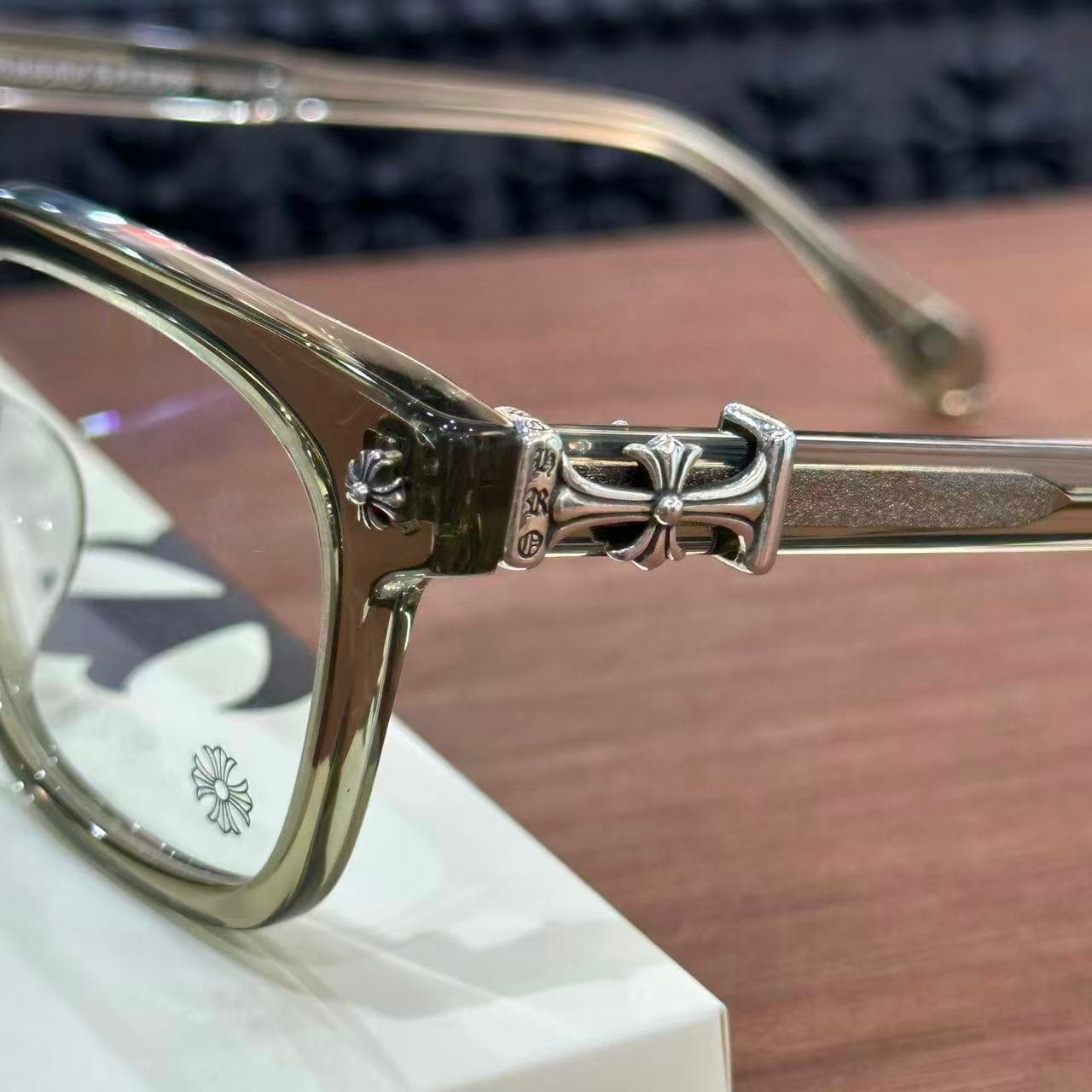 Серебряные шарниры и заушники оправы Chrome Hearts COX UCKER крупным планом
