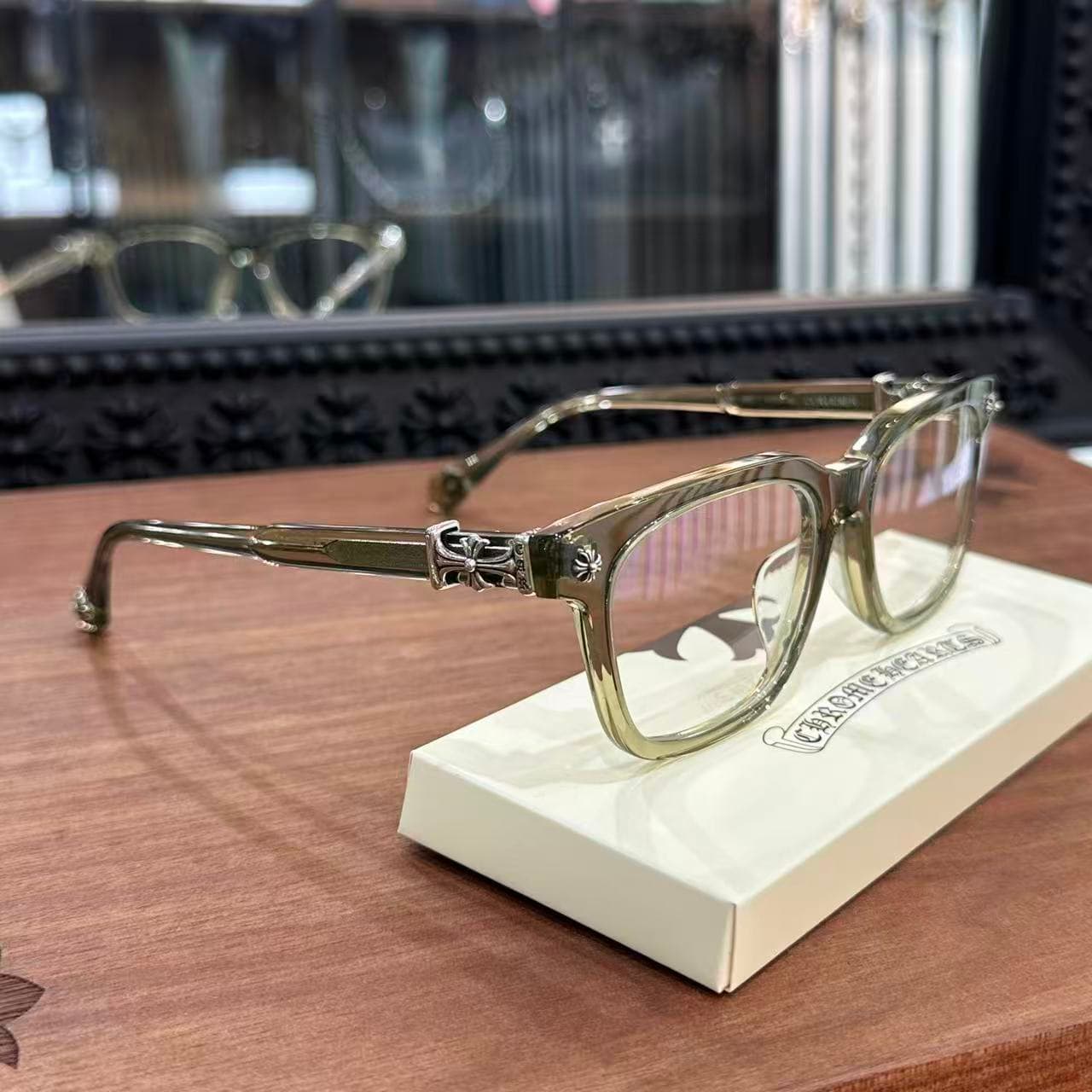 Медицинская оправа Chrome Hearts COX UCKER из полупрозрачного зеленого ацетата, вид сбоку