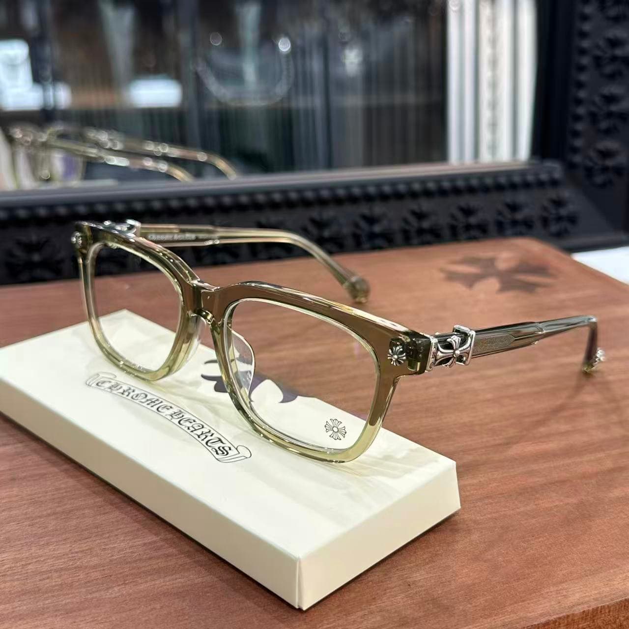 Очки Chrome Hearts COX UCKER в зеленой оправе на подставке, ракурс три четверти