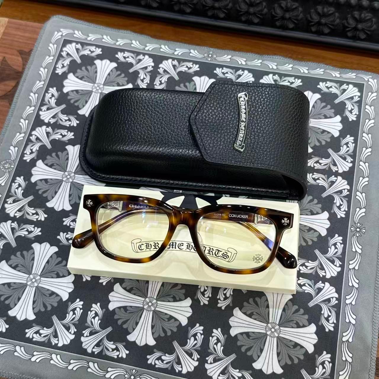 Очки Chrome Hearts COX UCKER в черепаховой оправе с фирменным кожаным футляром