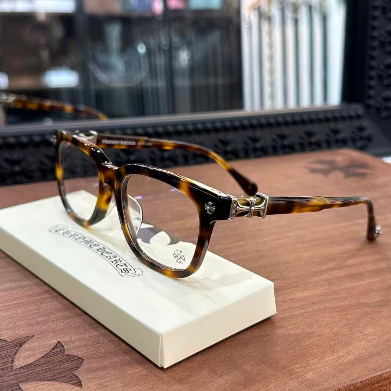 Оправа Chrome Hearts COX UCKER в расцветке черепаховый панцирь, ракурс три четверти