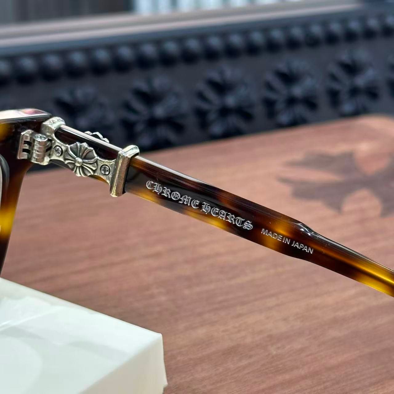 Внутренняя сторона дужки с гравировкой Chrome Hearts Made in Japan