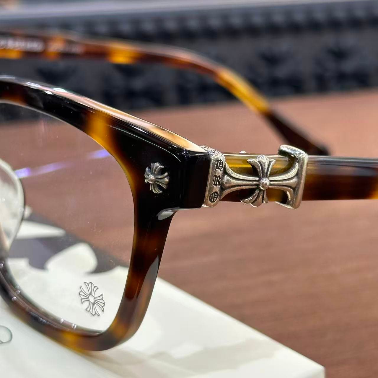 Детали шарнирного крепления и серебряные элементы декора очков Chrome Hearts