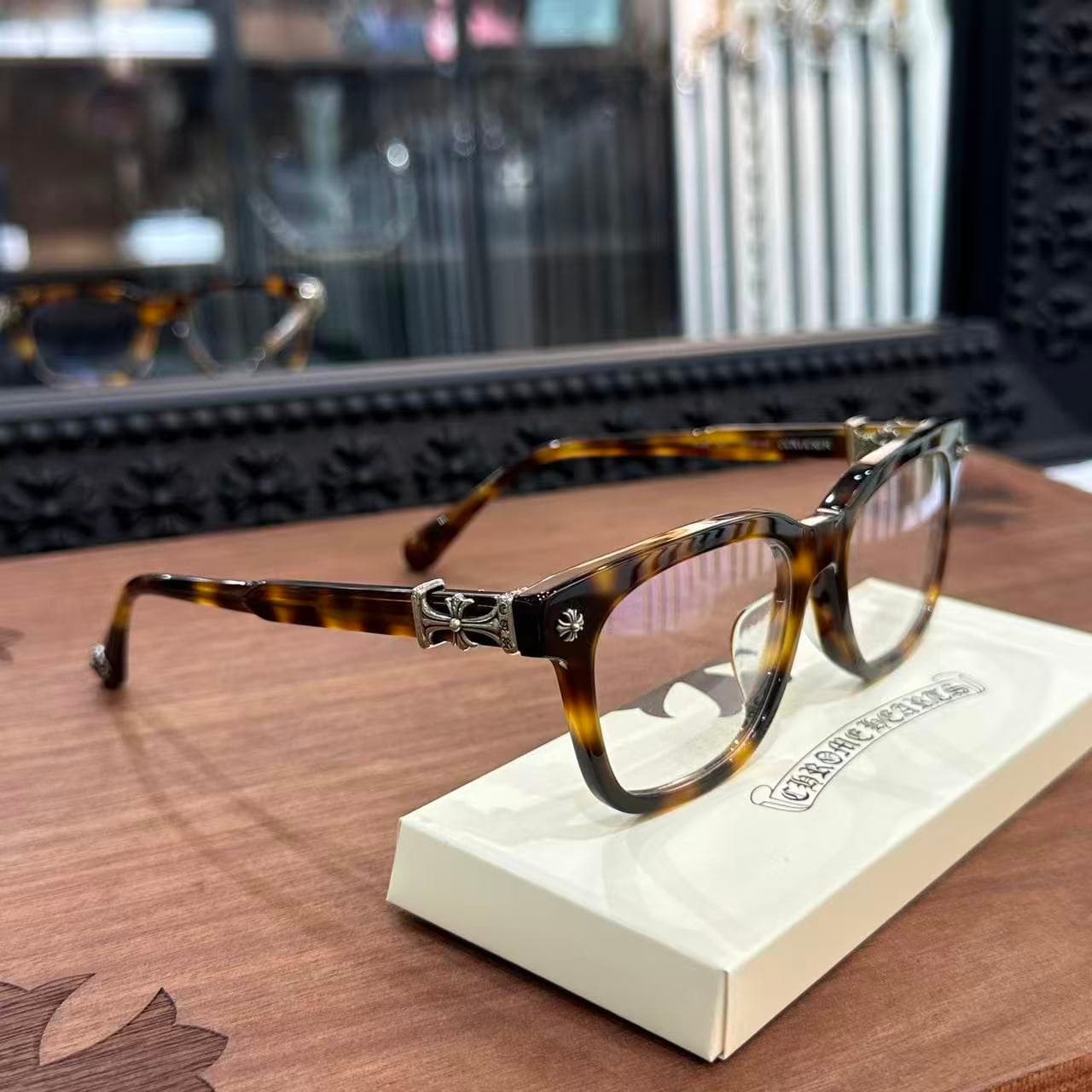 Очки Chrome Hearts COX UCKER с прозрачными линзами на демонстрационной подставке