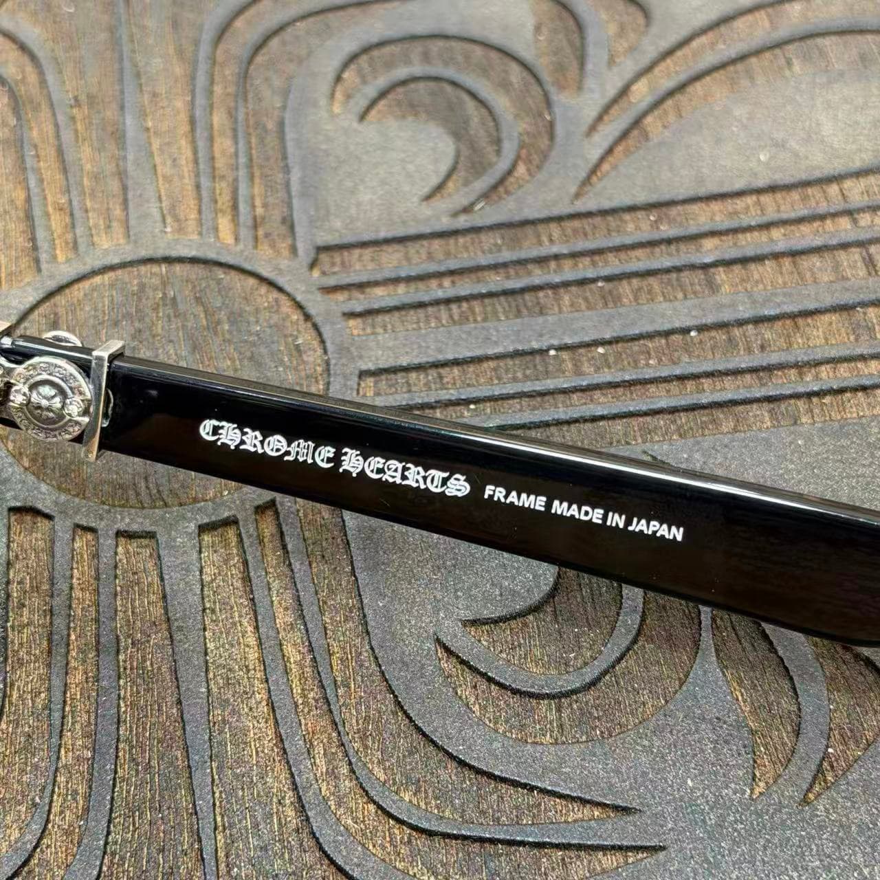 Гравировка Chrome Hearts Frame Made in Japan на внутренней стороне заушника