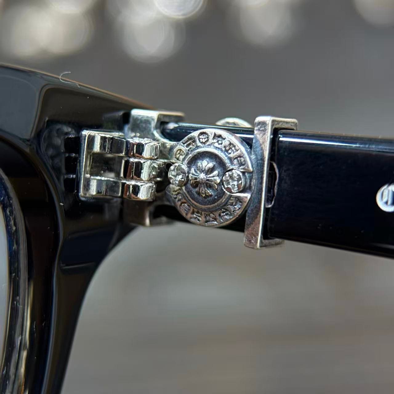 Серебряное шарнирное крепление и декоративная деталь оправы Chrome Hearts