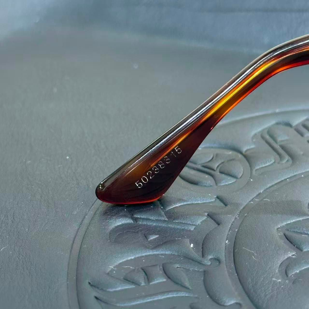 Маркировка и серийный номер на конце заушника очков Chrome Hearts VAGILANTE