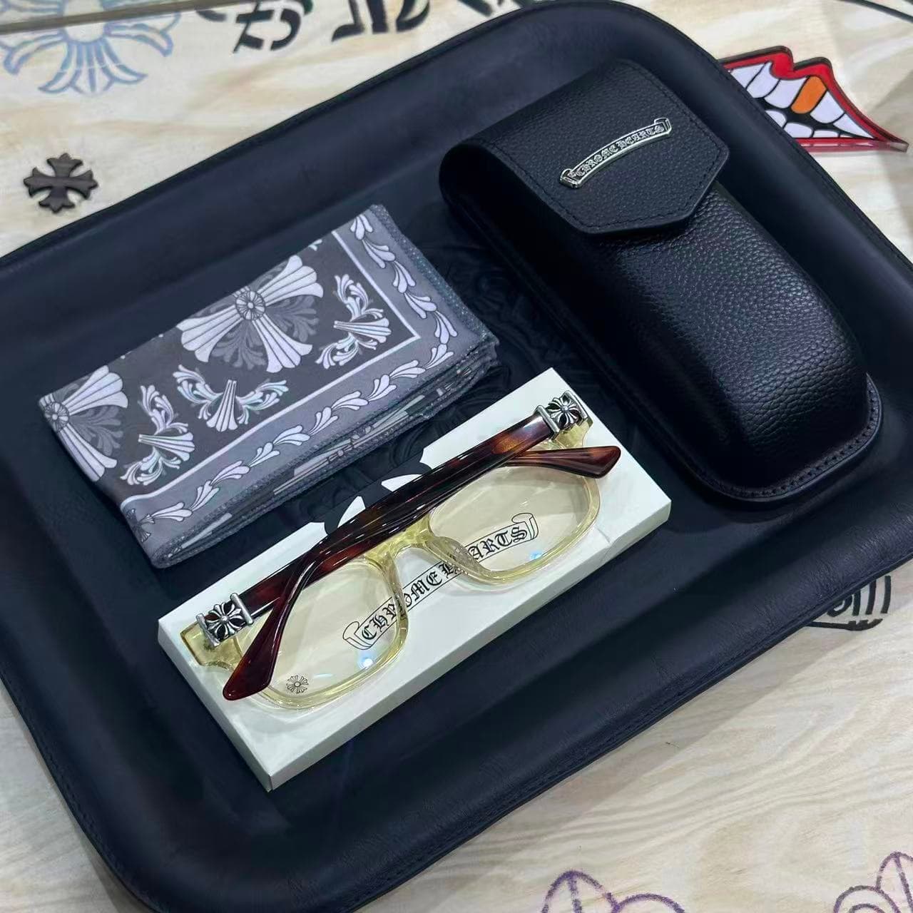 Очки Chrome Hearts VAGILANTE в футляре на подставке