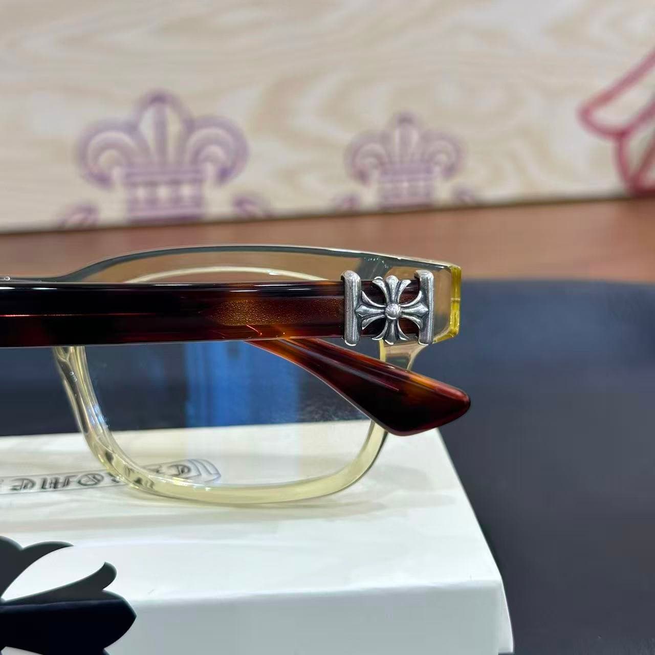 Серебряный крест и шарнирное крепление дужки Chrome Hearts VAGILANTE крупным планом