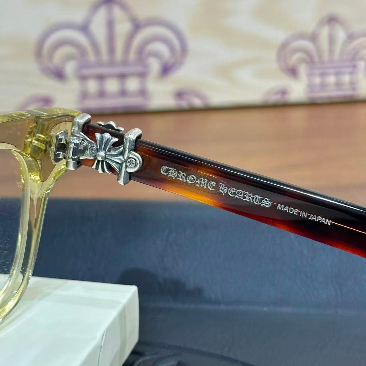 Гравировка Chrome Hearts Made in Japan и серебряный шарнир оправы