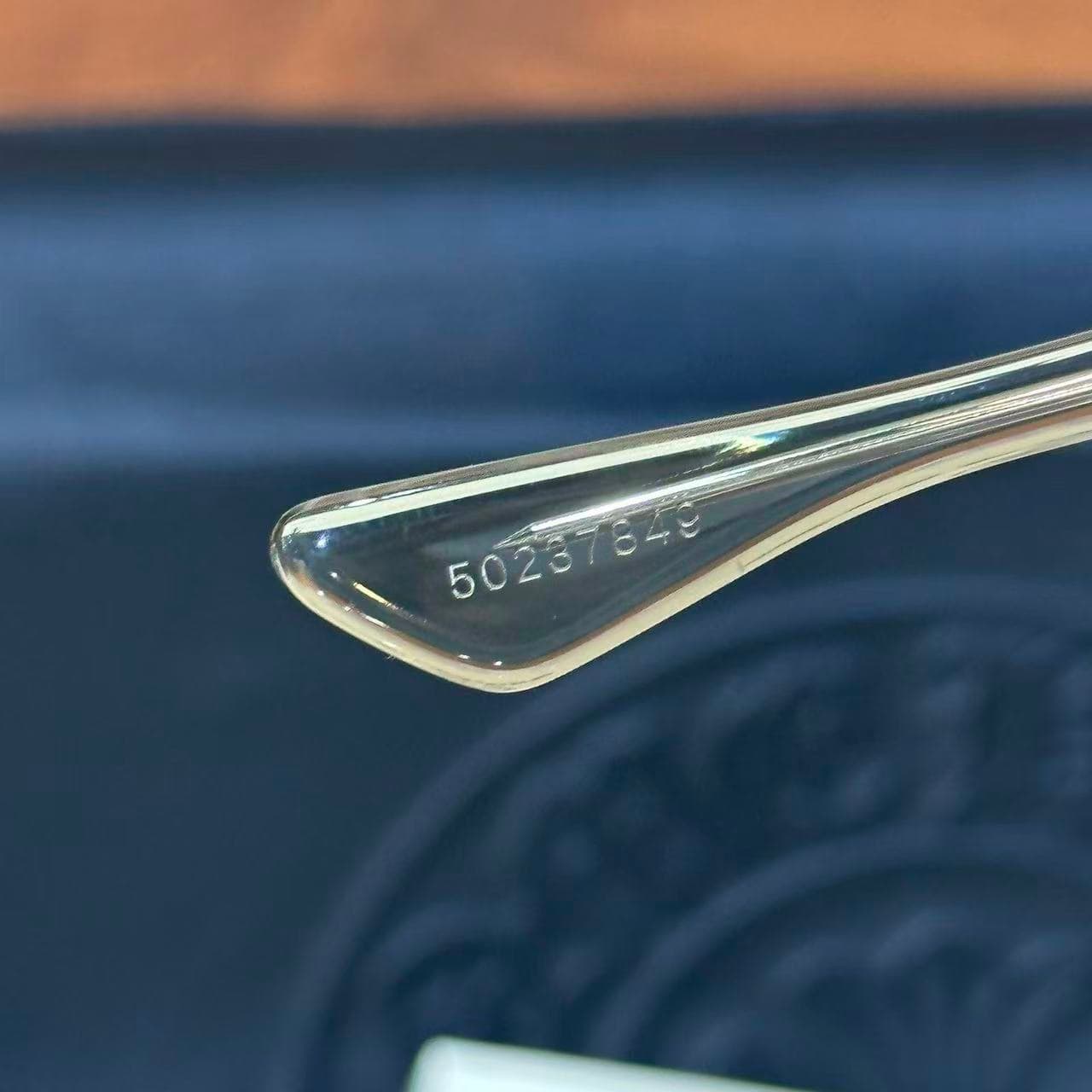 Гравировка серийного номера на кончике заушника очков Chrome Hearts