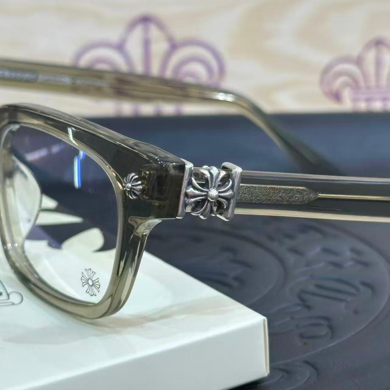 Серебряный декор в виде креста на заушнике очков Chrome Hearts VAGILANTE
