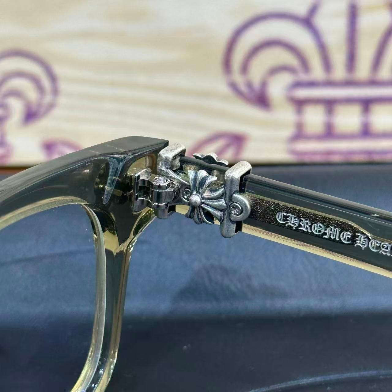 Внутреннее серебряное крепление заушника с логотипом Chrome Hearts