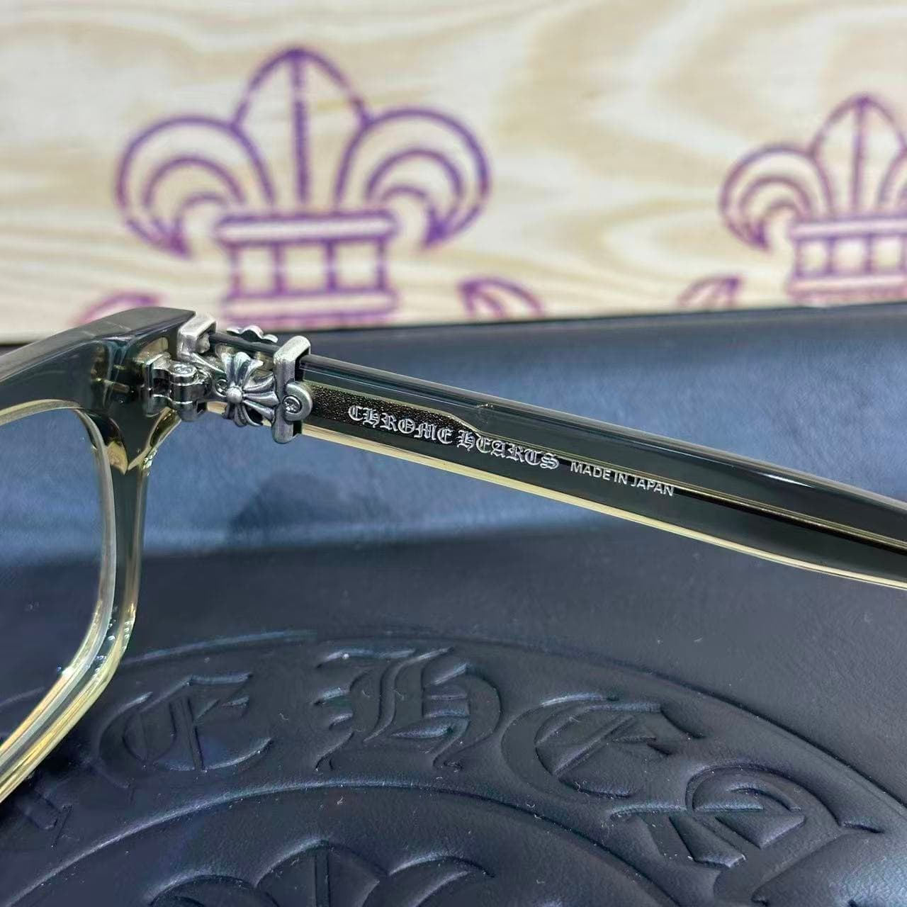 Внутренняя сторона заушника с гравировкой Chrome Hearts Made in Japan