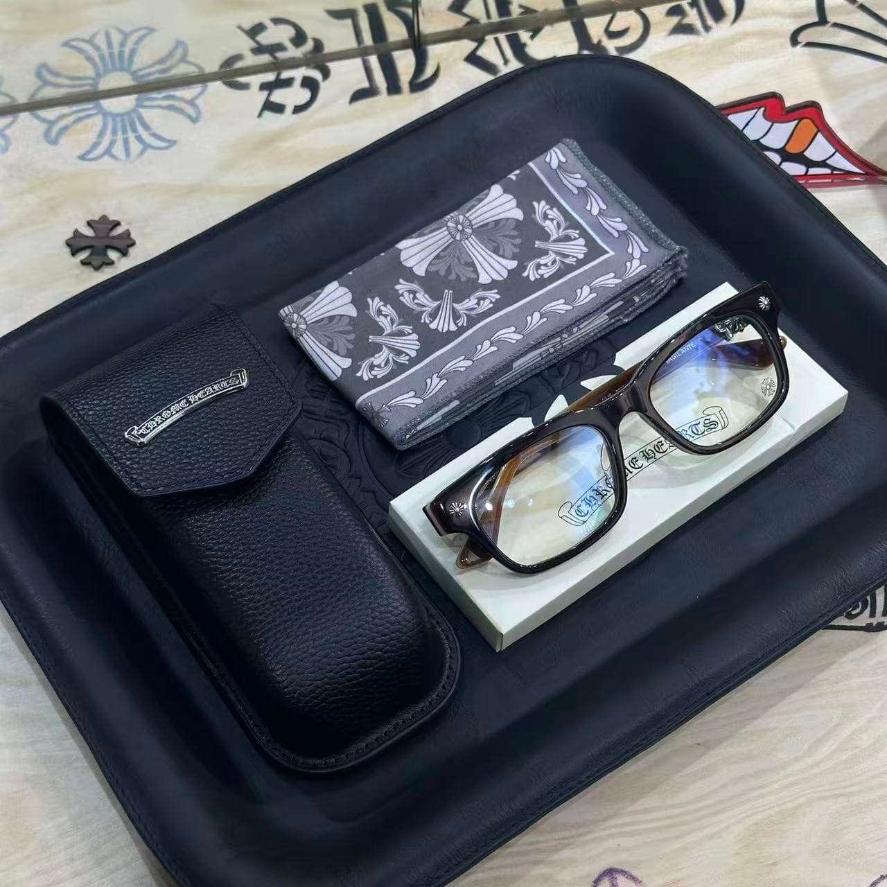 Очки Chrome Hearts VAGILANTE шоколадного цвета с кожаным чехлом и салфеткой на подносе