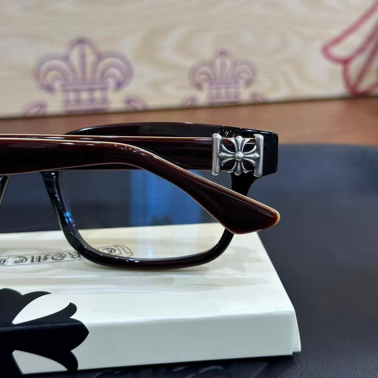 Серебряный декоративный элемент с крестом на дужке очков Chrome Hearts VAGILANTE крупным планом