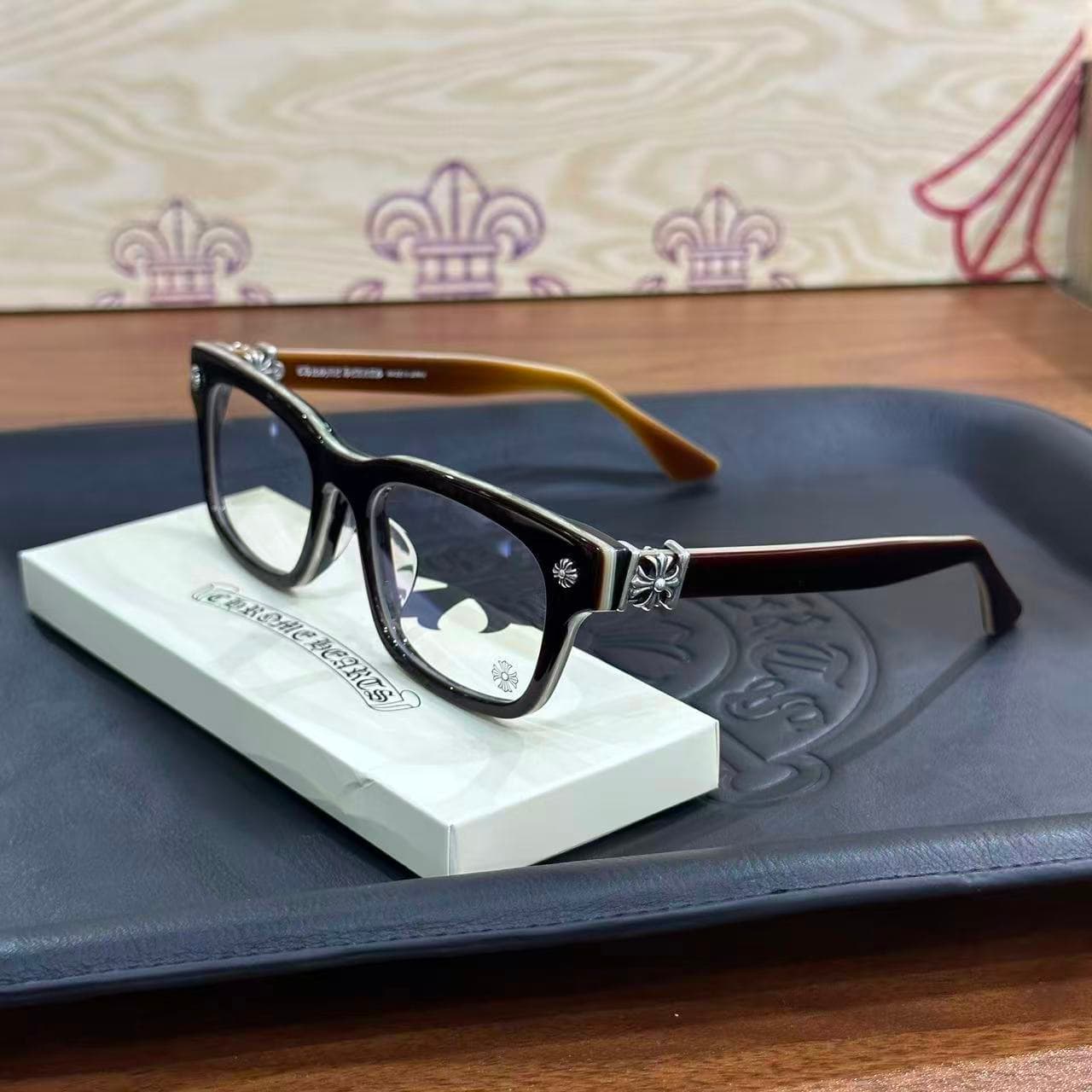 Очки Chrome Hearts VAGILANTE в коричневой оправе, вид в три четверти