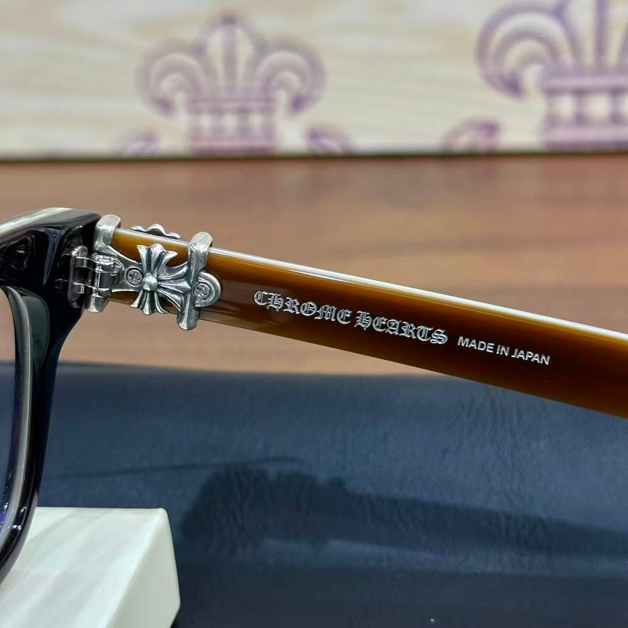 Гравировка Chrome Hearts Made in Japan и серебряная шарнирная деталь на дужке