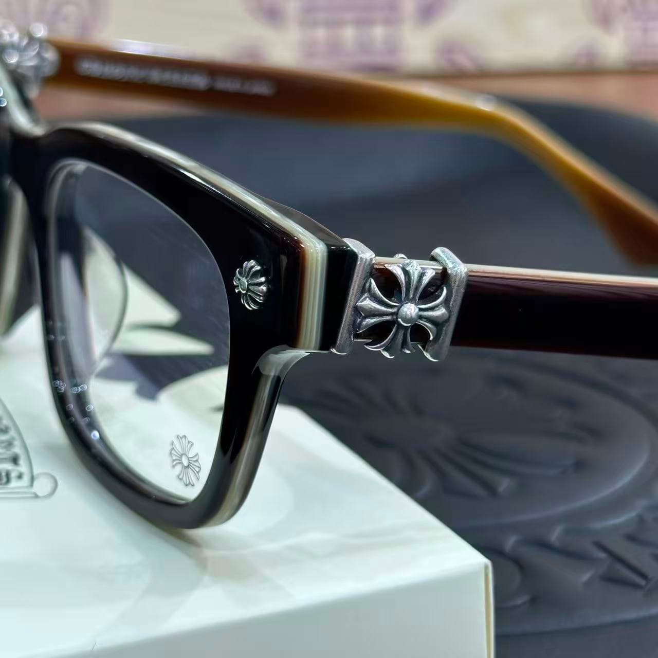 Крупный план фронтальной части и серебряной фурнитуры оправы Chrome Hearts VAGILANTE