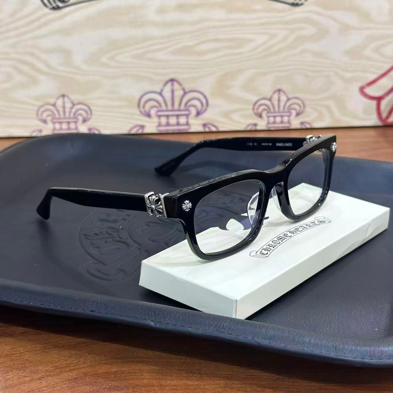 Черная оправа Chrome Hearts VAGILANTE в ракурсе три четверти