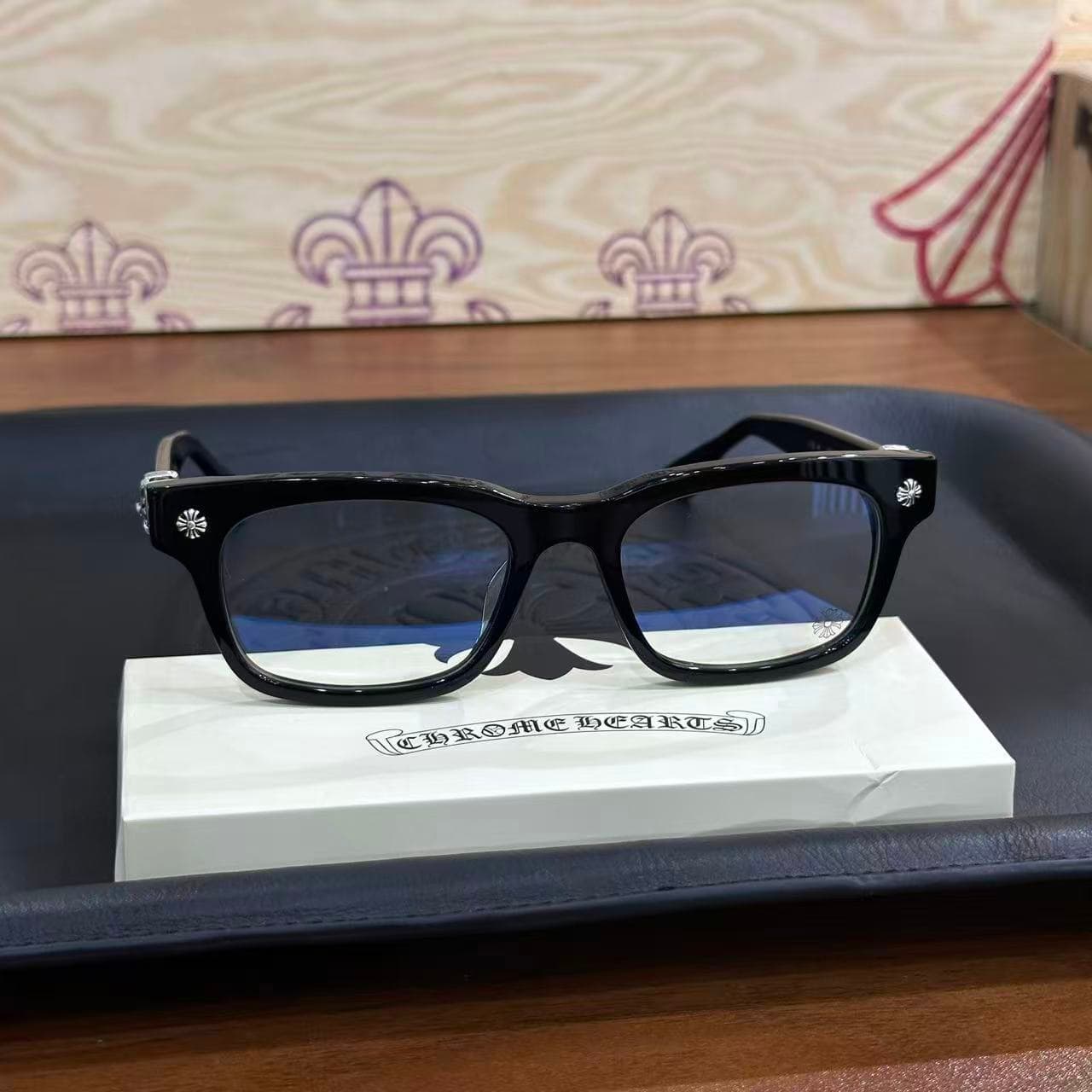 Фронтальный вид оправы для очков Chrome Hearts VAGILANTE с прозрачными линзами