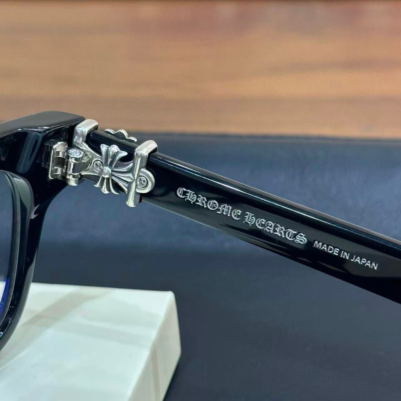 Серебряный декор шарнира и фирменная гравировка Chrome Hearts Made in Japan