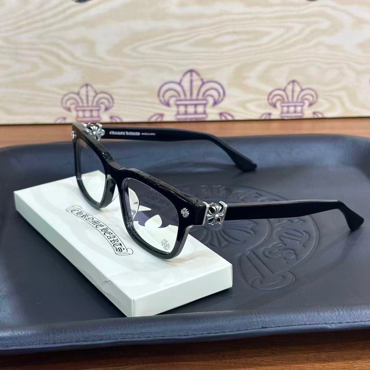 Очки Chrome Hearts VAGILANTE сбоку на подставке