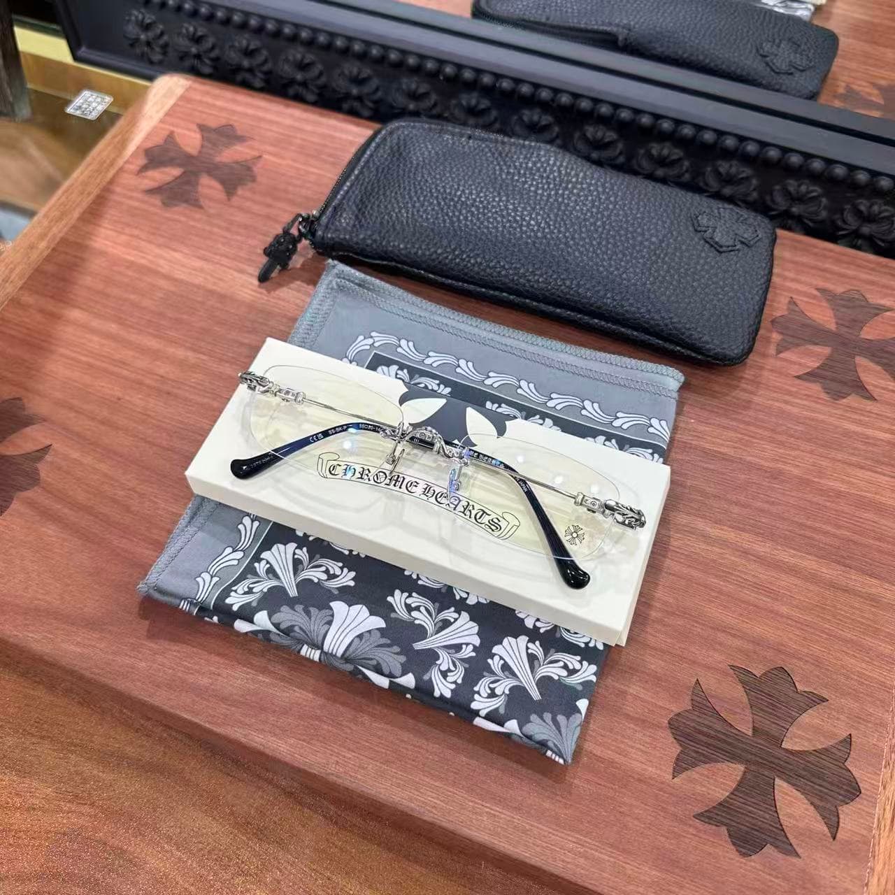 Очки Chrome Hearts PILLS III в комплекте с кожаным чехлом и салфеткой