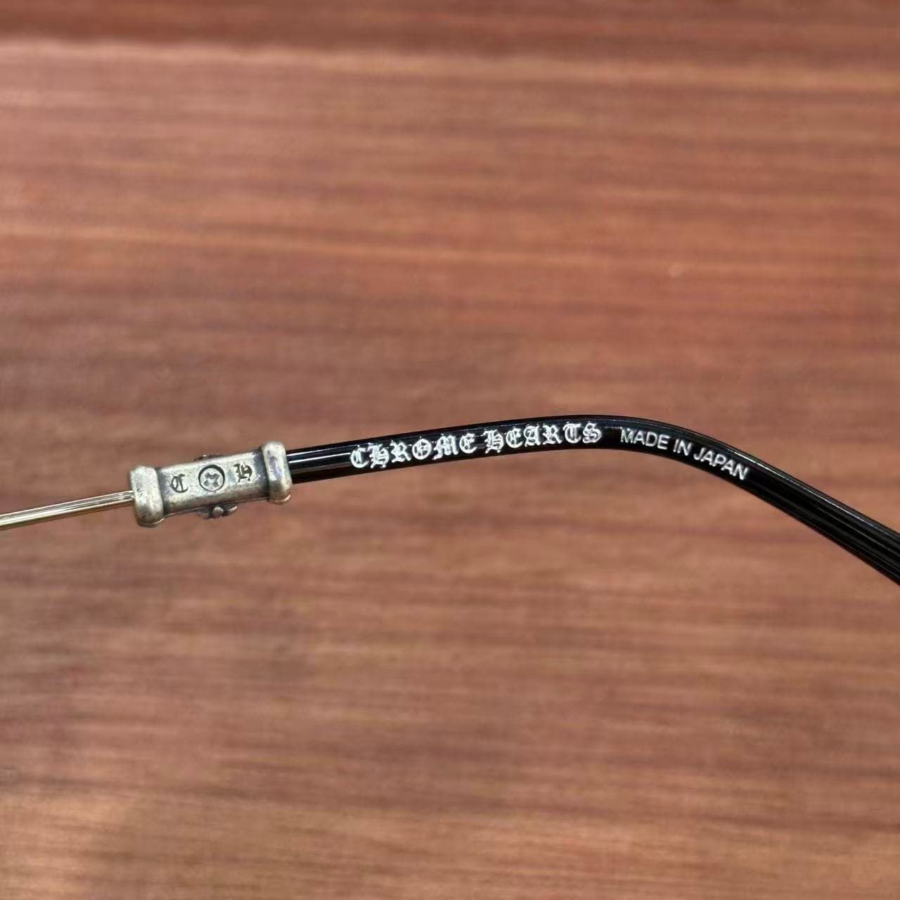 Гравировка Chrome Hearts Made in Japan на внутренней стороне заушника