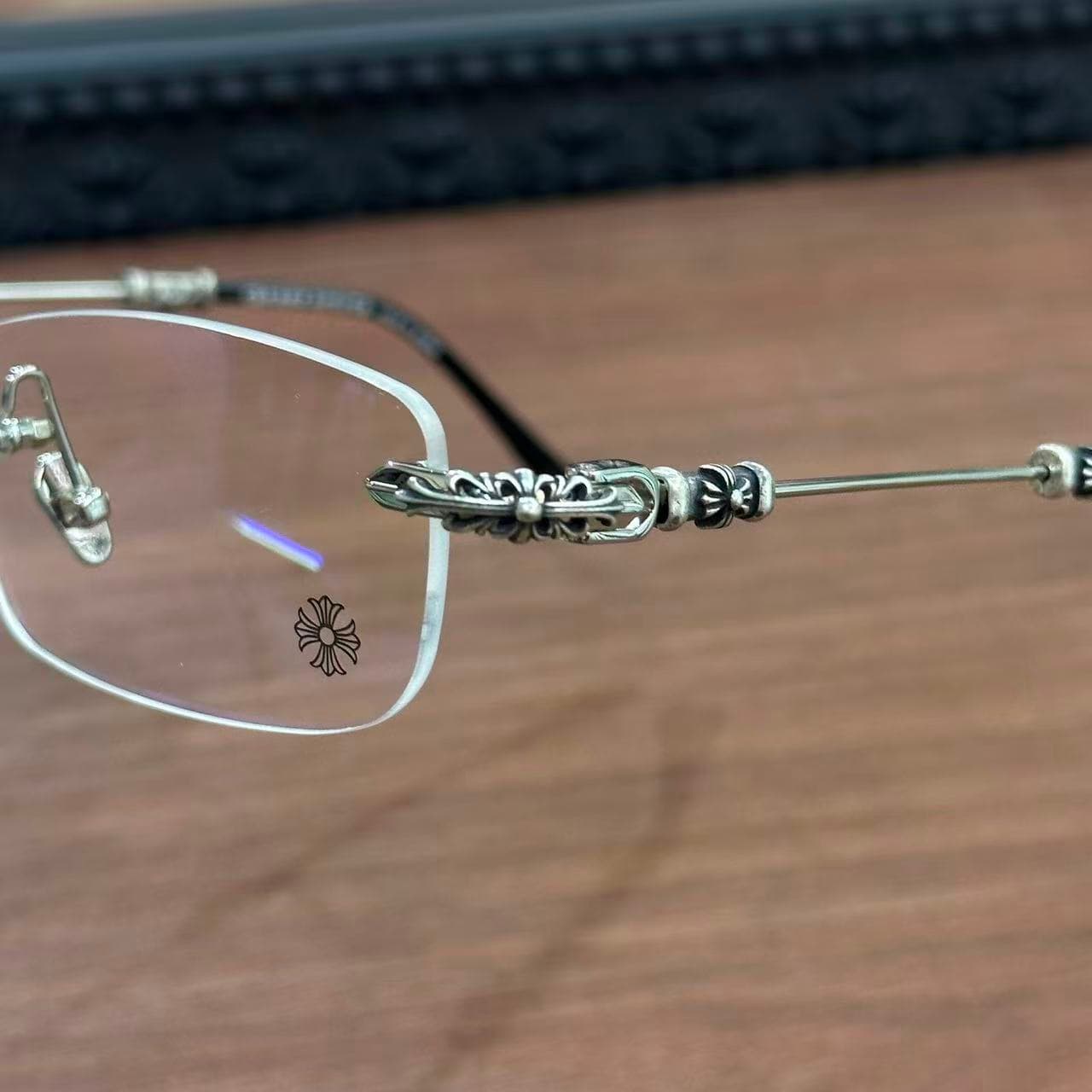 Прозрачная линза с фирменной гравировкой креста Chrome Hearts и серебряным шарниром
