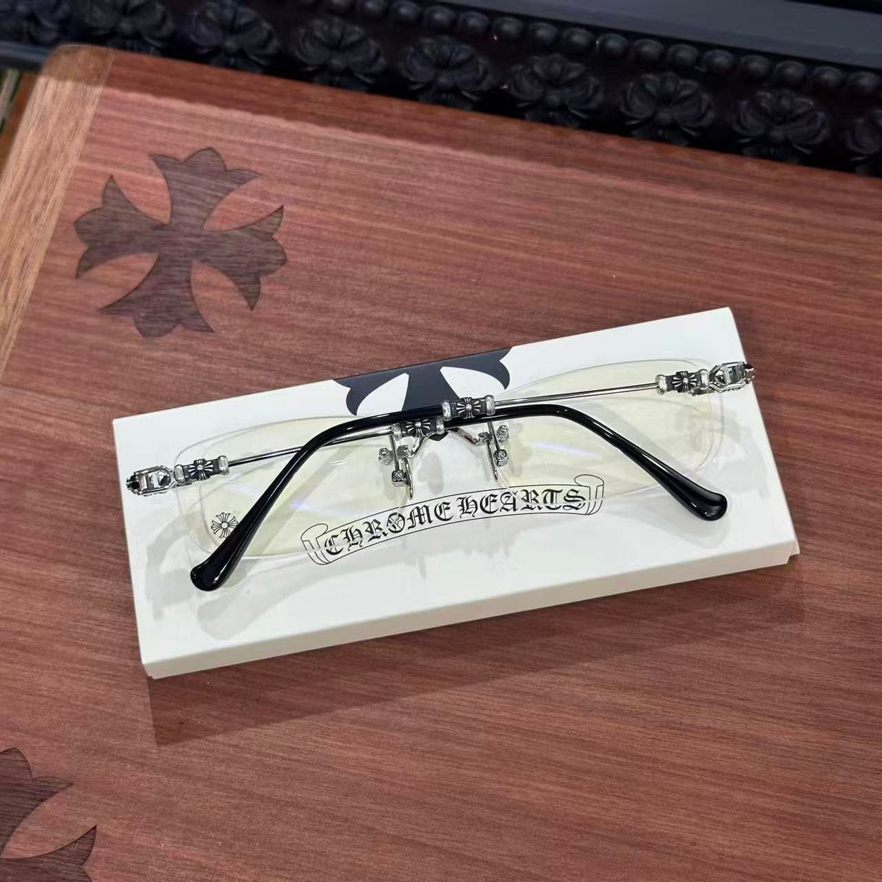 Очки Chrome Hearts PILLS III на фирменной белой подставке