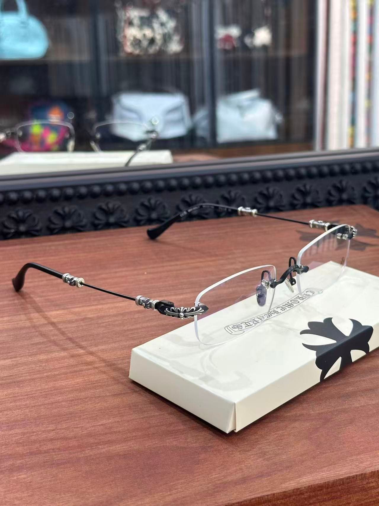 Очки Chrome Hearts PILLS III с тонкими черными дужками, ракурс три четверти