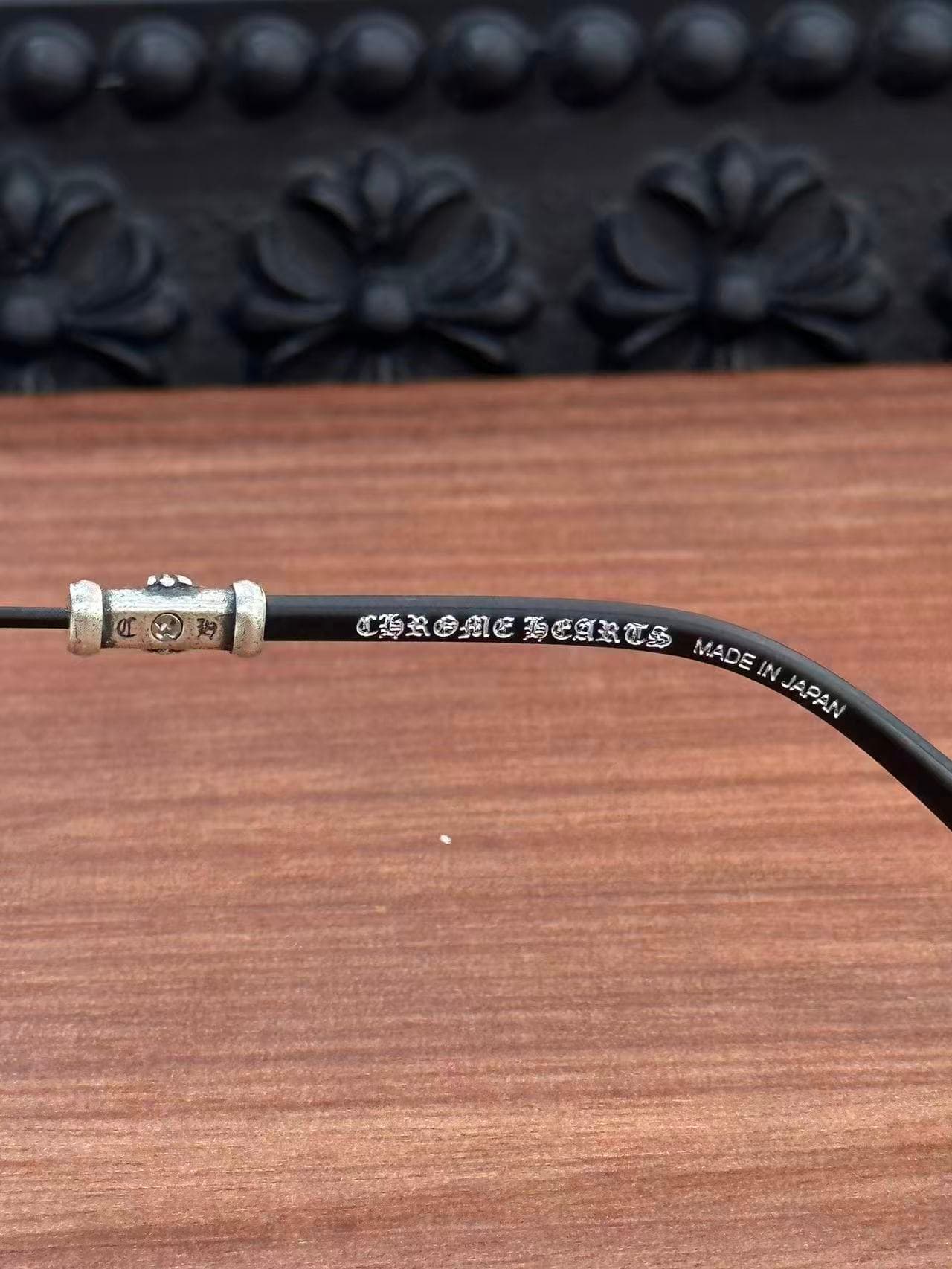 Маркировка Chrome Hearts Made in Japan и серебряный цилиндрический элемент на дужке