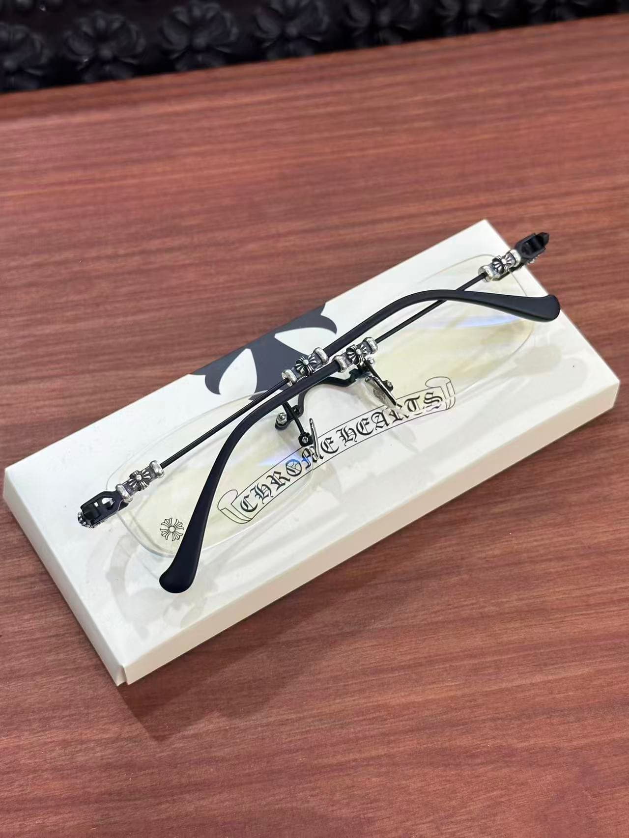 Вид сверху на очки Chrome Hearts PILLS III на фирменной подставке